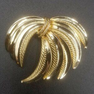 Gathered Leaves Twisted Rope Brooch Gold Tone Autumn Fall Costume Jewelry